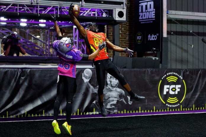 terrell-owens-fcf Terrell Owens catches a pass during a FCF game.