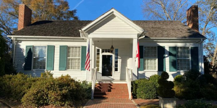 Hellen-Keller-Birthplace-e1662490996648-696x348