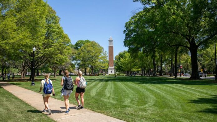 feature_16x9_quad_wide_students_denny_chimes-800x450