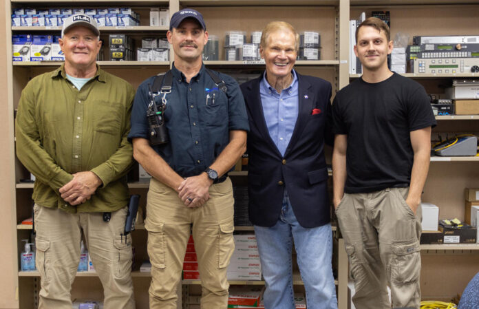 NASA Administrator Bill Nelson meets with members of the red crew