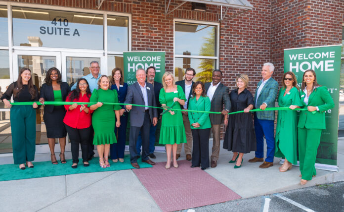 Bank-Independent-Ribbon-Cutting-Hampton-Cove